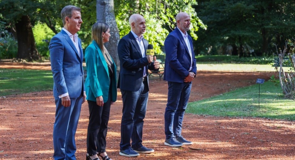 Larreta suma estructura y acusa de