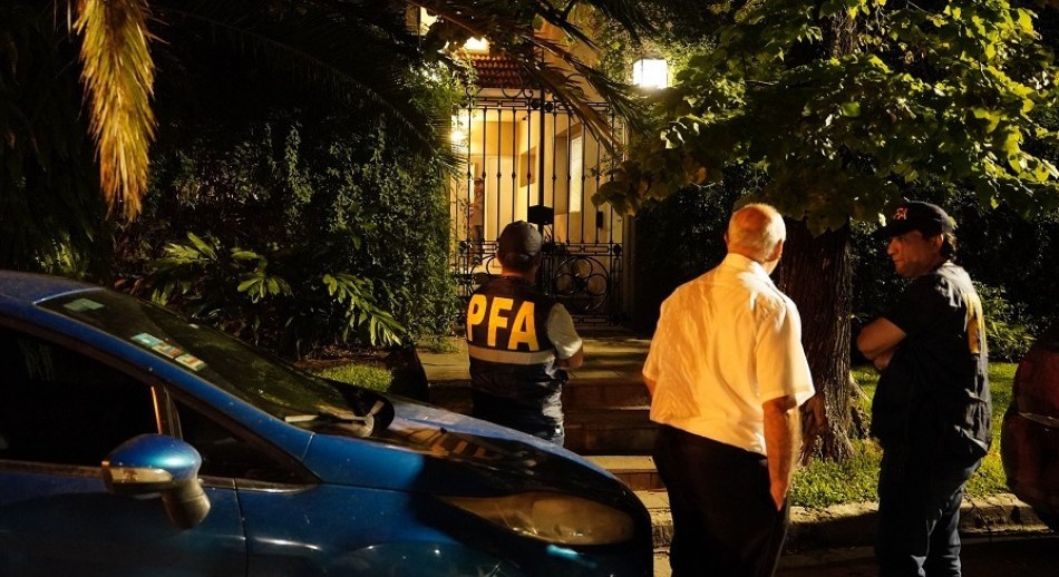 Allanan casas y oficinas de brokers allegados al expresidente Alberto Fernández