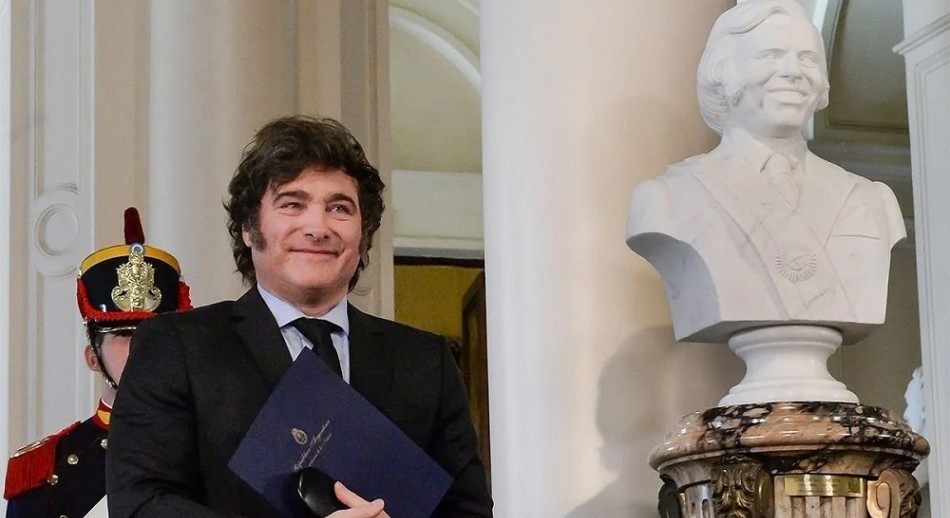 Milei inauguró el busto de Menem en Casa Rosada: