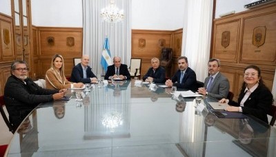 País