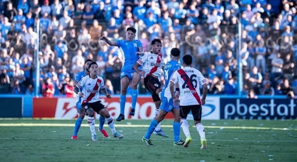 River le ganó a Estudiantes de Río Cuarto por 2-0 y trepó a la punta de la zona B