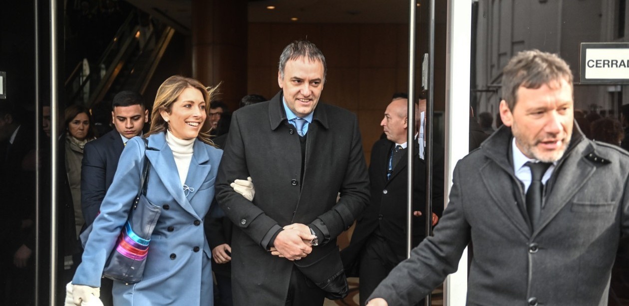 La Justicia confirmó que Manuel Adorni viajó a Aruba con su familia en primera clase