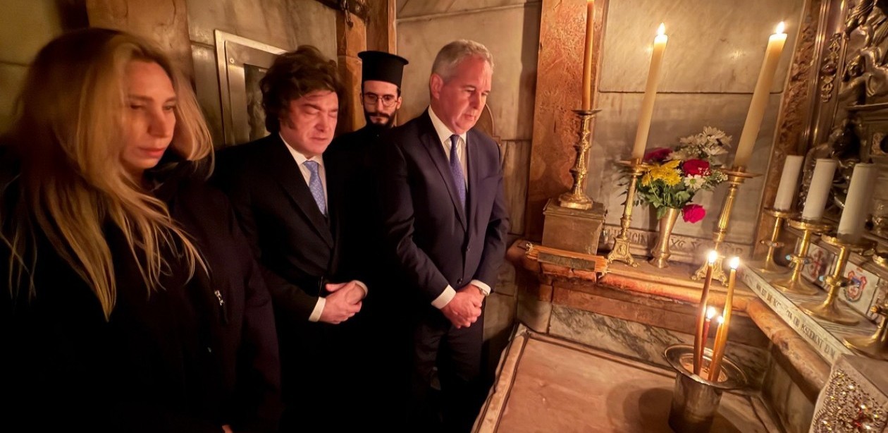 Milei rindió homenaje al papa Francisco desde el Santo Sepulcro y envió una carta al Episcopado