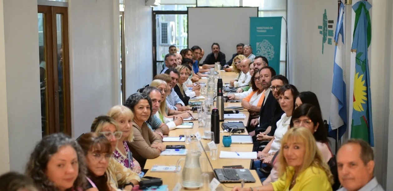 La Provincia ofreció a los gremios docentes un aumento salarial del 7% escalonado en julio y agosto