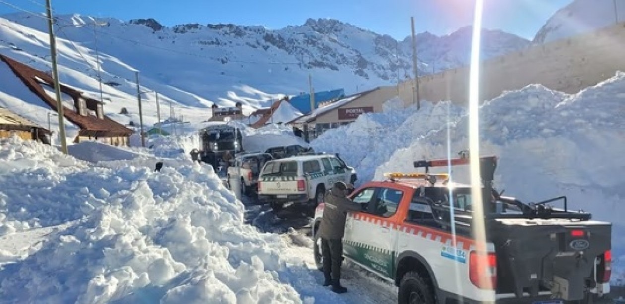 Mendoza: evacuaron a más de 200 turistas en Puente del Inca por un fuerte viento blanco