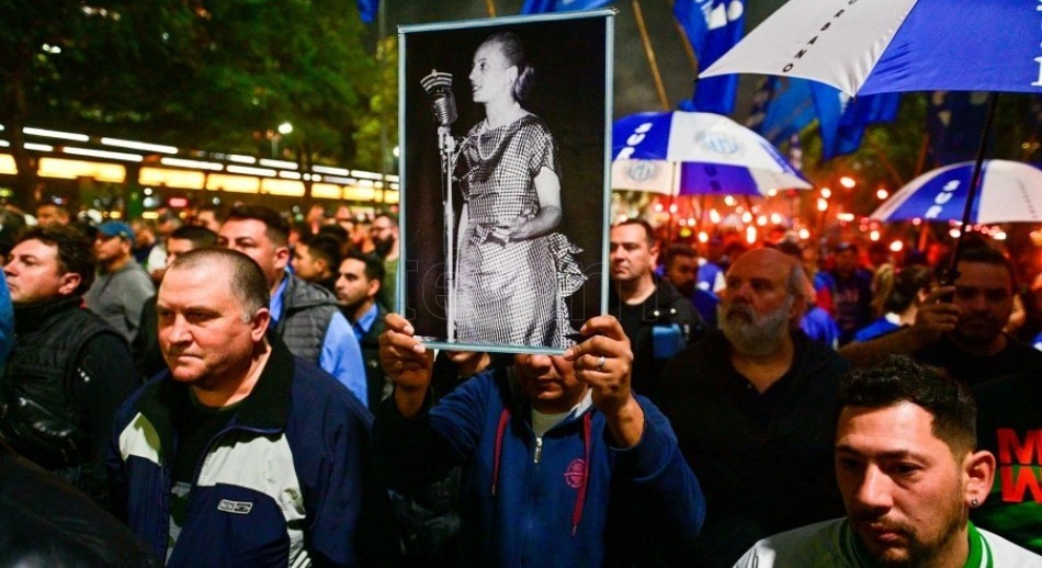 Marcha de antorchas por Evita y contra